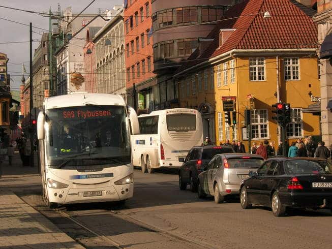 Gate i Oslo med mye trafikk