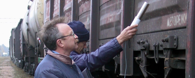 Atomtransport blir undersøkt for radioaktiv stråling.