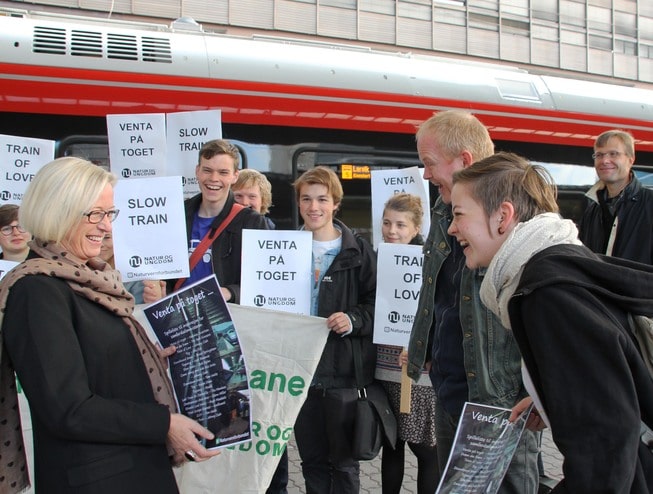 Naturvernforbundet og Natur og Ungdom demonsterer for tog foran et tog.