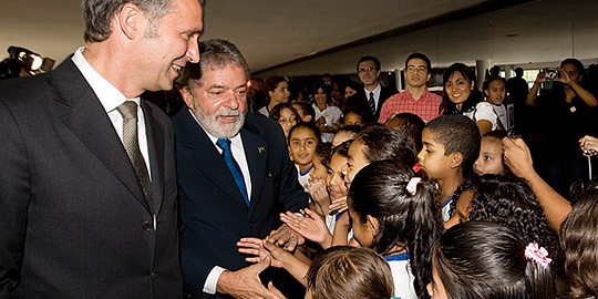Stoltenberg og Lula hilser på barna