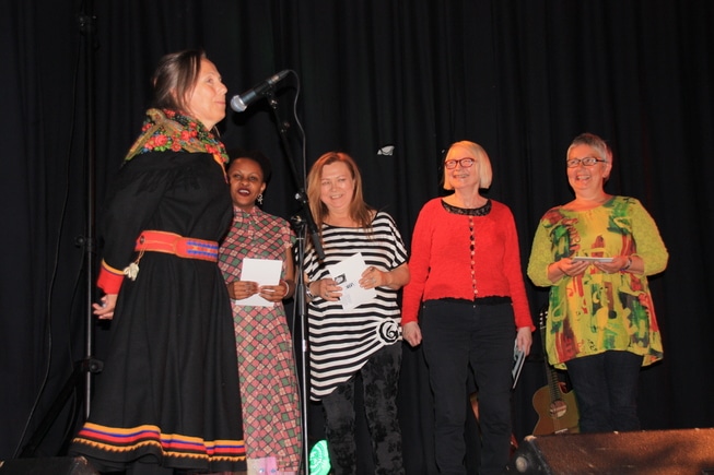 Annie Henriksen, leder av Naturvernforbundet Vestfinnmark takker Mari Boine, Marion Palmer, Irene Persen og Nomzi Kumalo for ein flott konsert fredag kveld