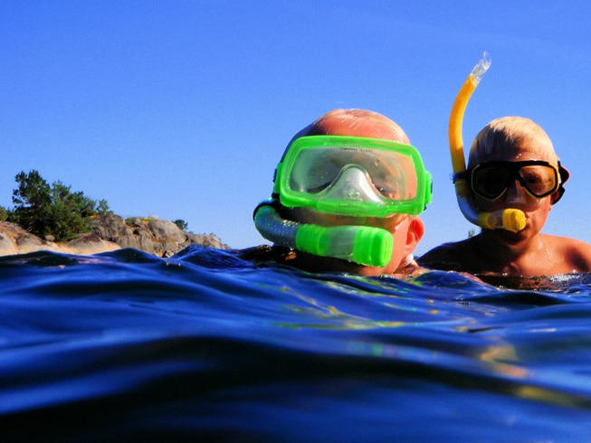 To barn som dykker i vannet