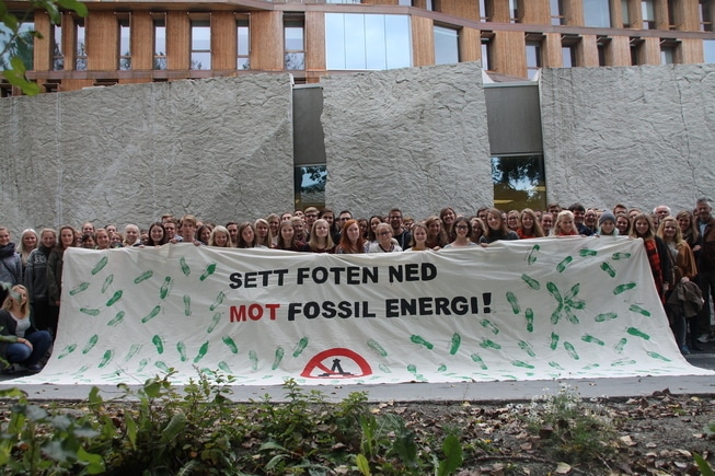 klimaløsning markering fossil energi sett foten ned olje