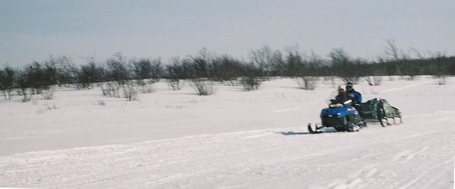To mennesker på en snøskuter