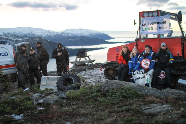 Politiet kommer, aksjonister sitter fastlenket på Engebøfjellet. Foto: Amanda Ivsersen Orlich/Natur og Ungdom