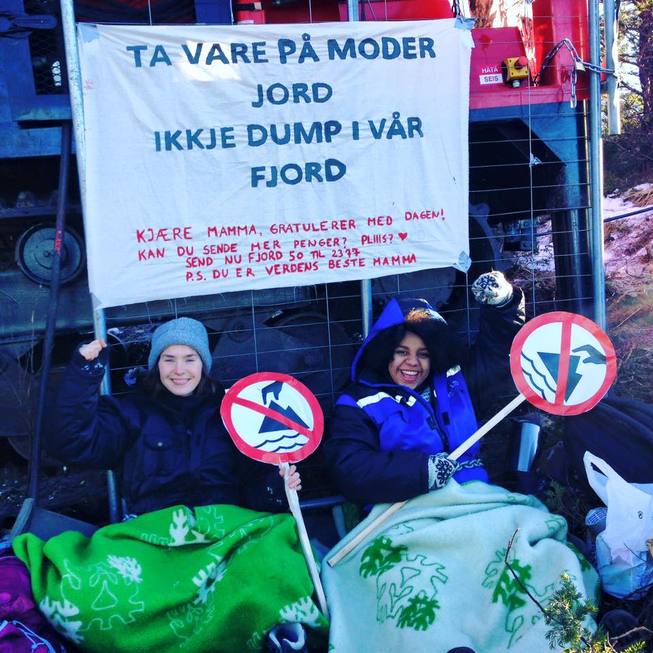 Sara Andersen Vågenes og Natalie Ekroll aksjonerer på Engebøfjellet. Foto: Natur og Ungdom