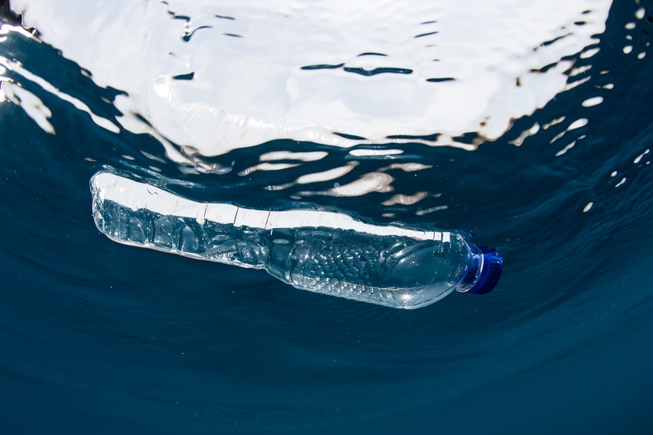 En plastflaske i vannet