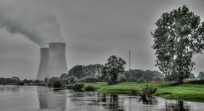Atomkraftverk i bakgrunnen