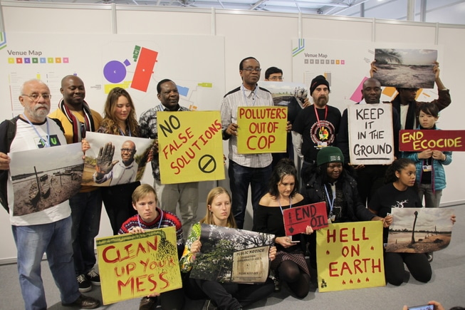 Mennesker som protesterer mot klimaendringer