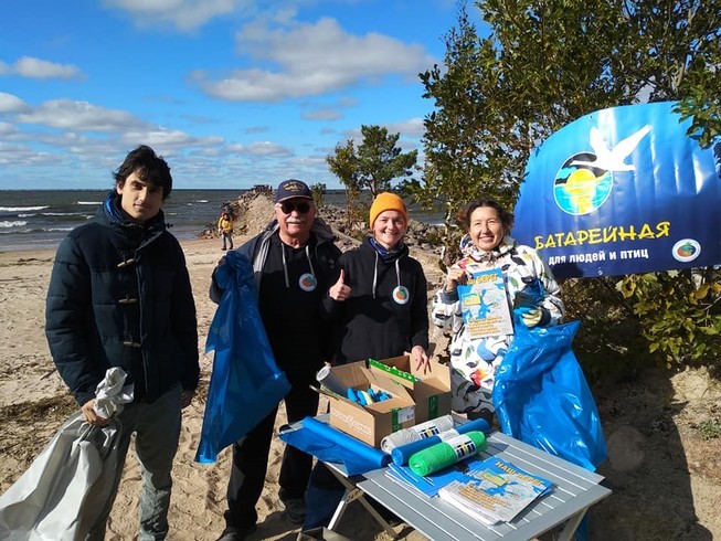 Russiske miljøaktivister viser frem sin stand for strandrydding