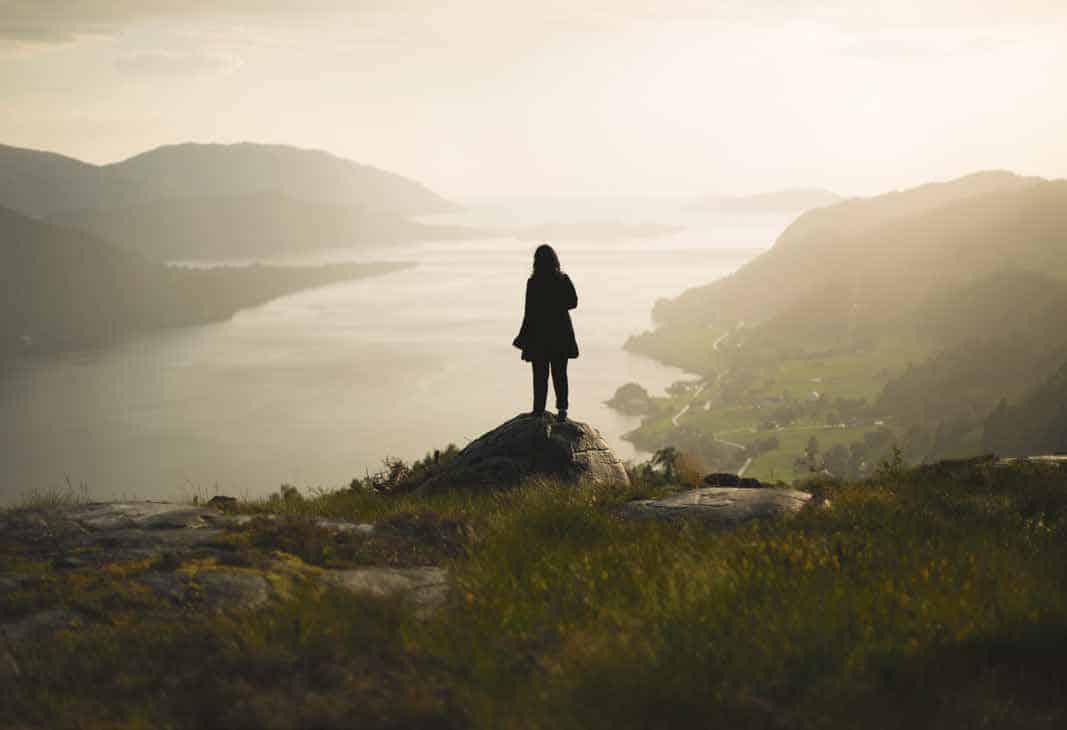kvinne ved fjord sol, grønt