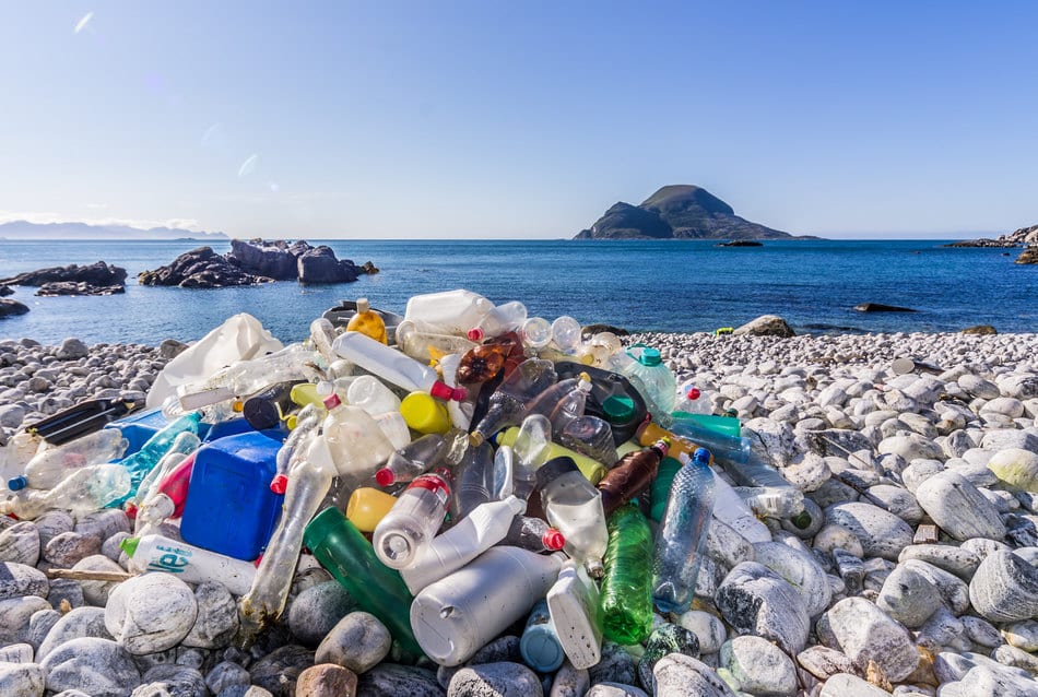 Plastsøppel på strand. Foto: Tor Bjarne Christensen