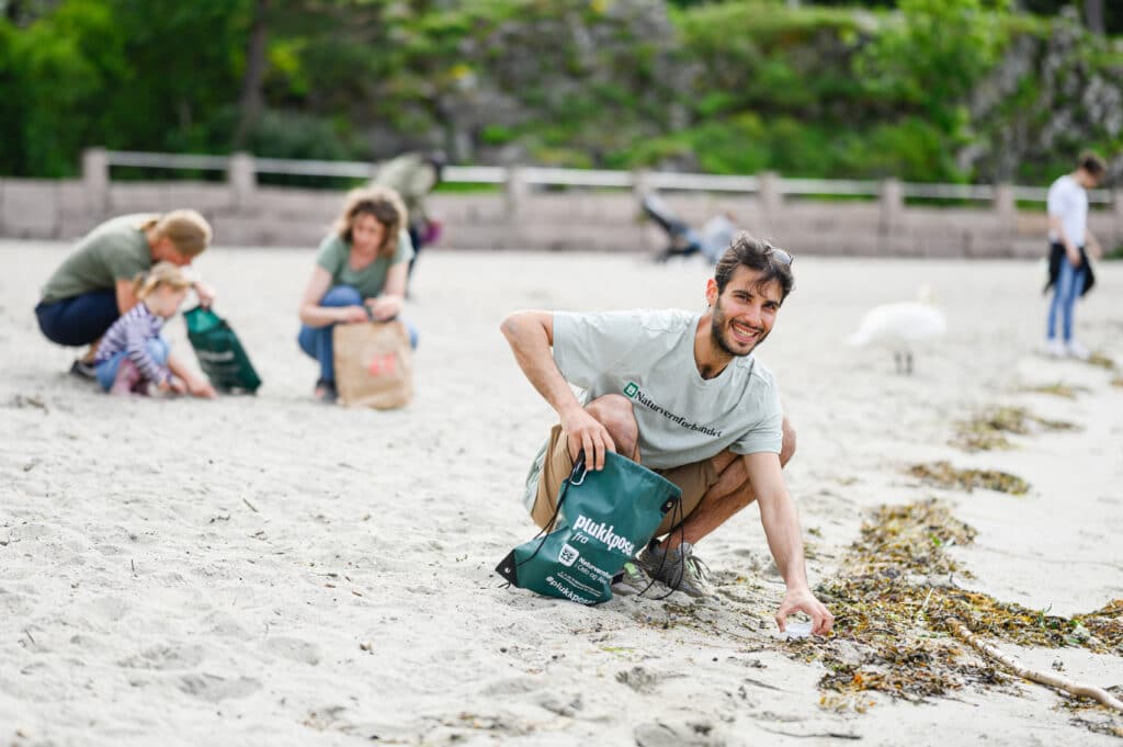 Ungdom som rydder stranden med Naturvernforbundet