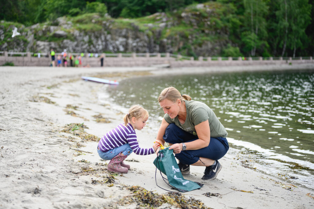 Mor og datter rydder stranden med Naturvernforbundet