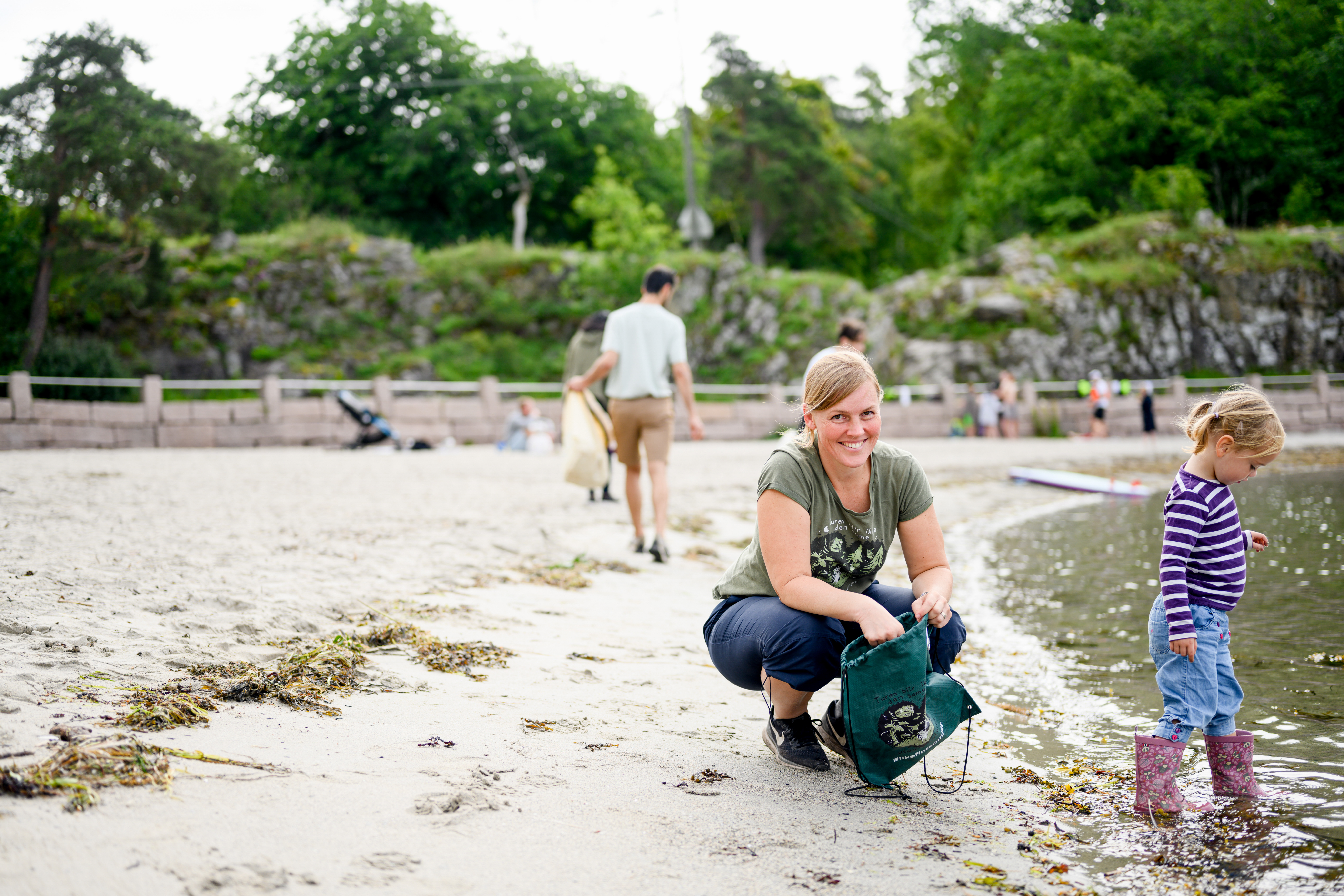 Mor og datter rydder stranden med Naturvernforbundet