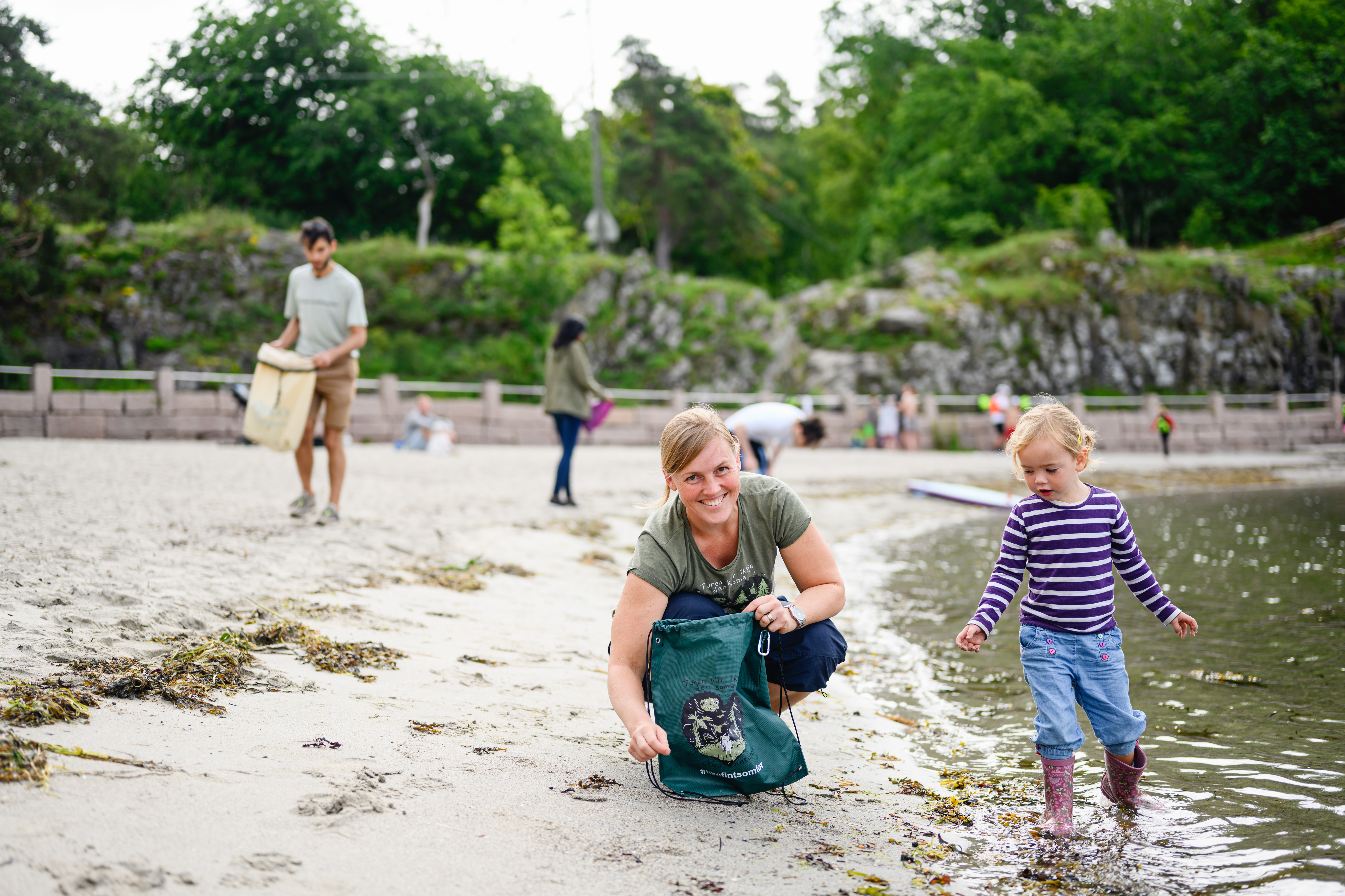 Mor og datter rydder stranden med Naturvernforbundet