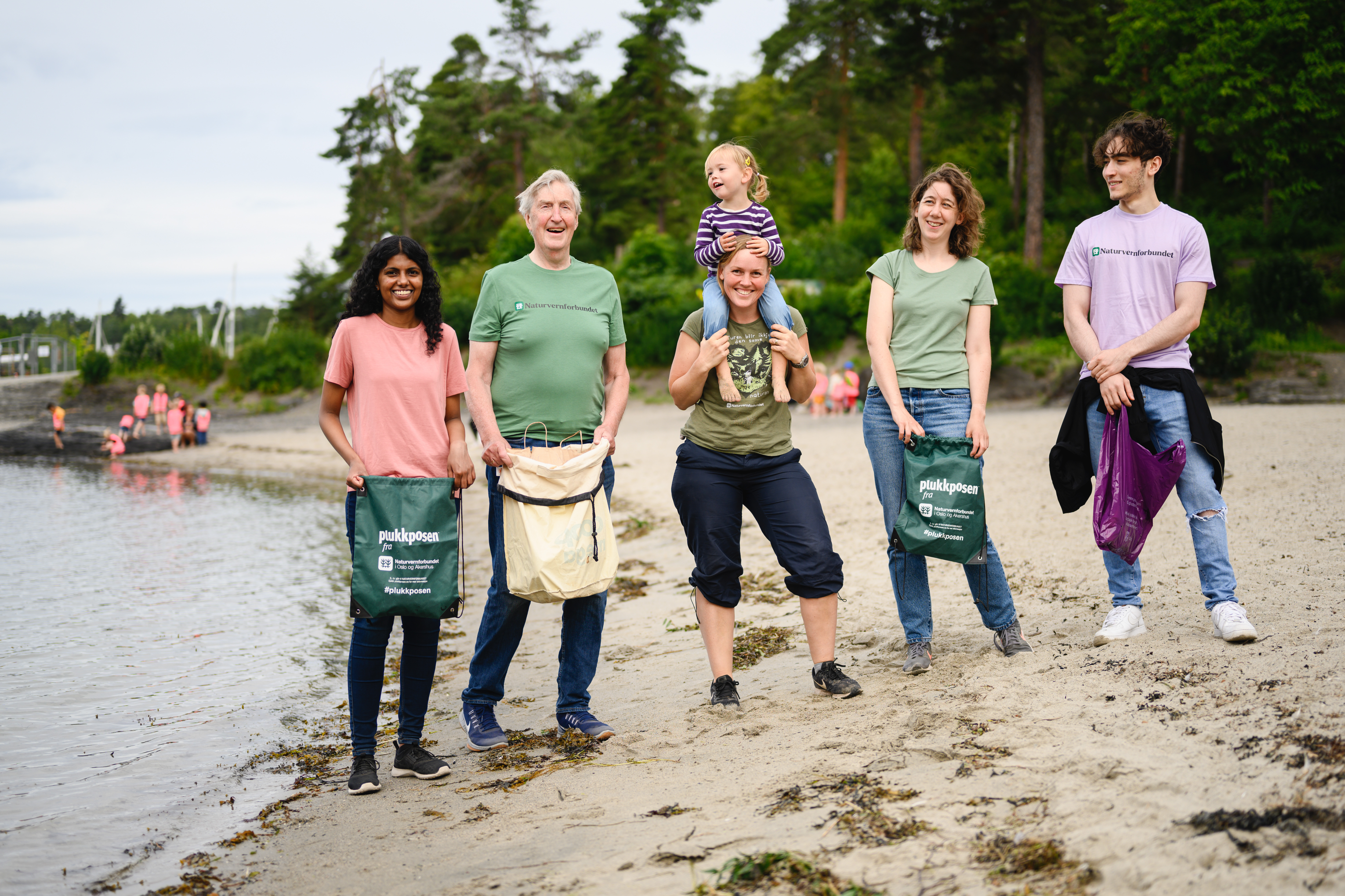 Gruppebilde av strandrydding med Naturvernforbundet. Foto: Fartein Rudjord