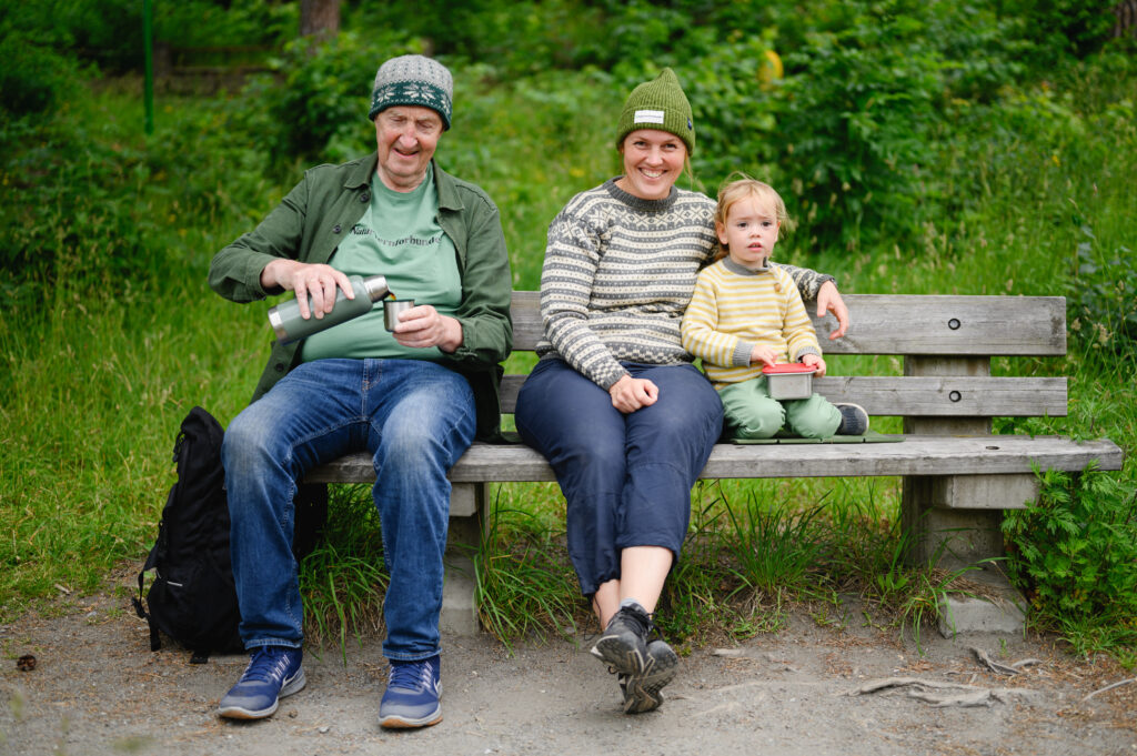 Familie på tur i skogen