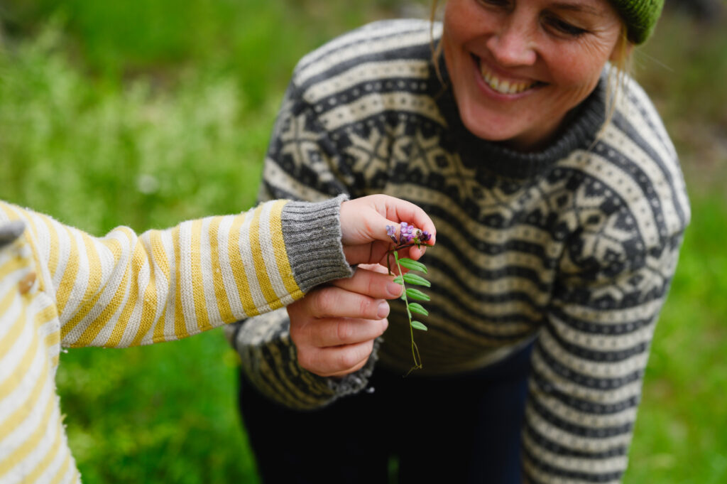 Mor og datter på tur i skogen