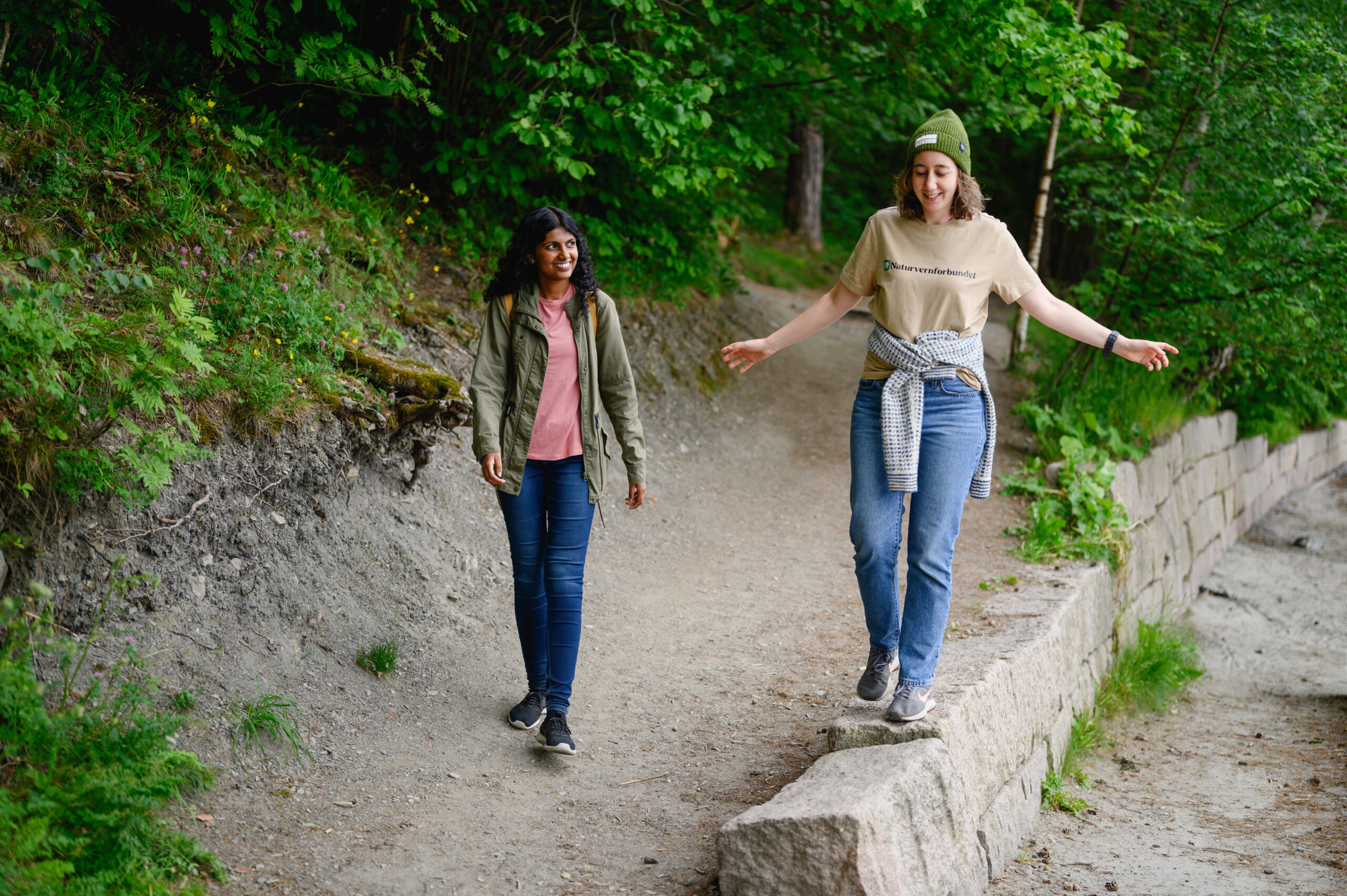 To kvinner på tur sammen med Naturvernforbundet