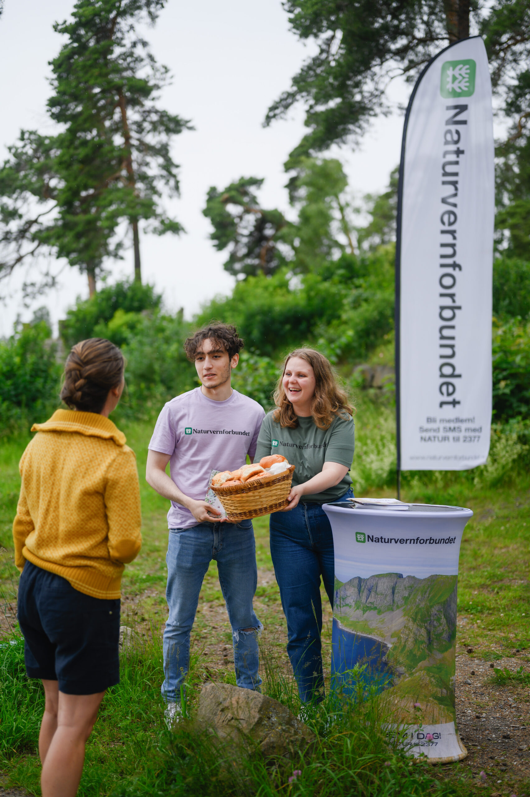 Kvinne og mann står på stand i naturen