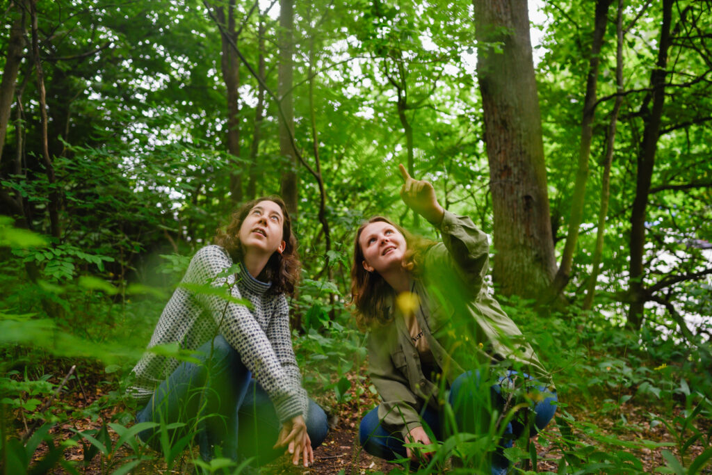 To jenter som som utforsker naturen med Naturvernforbundet