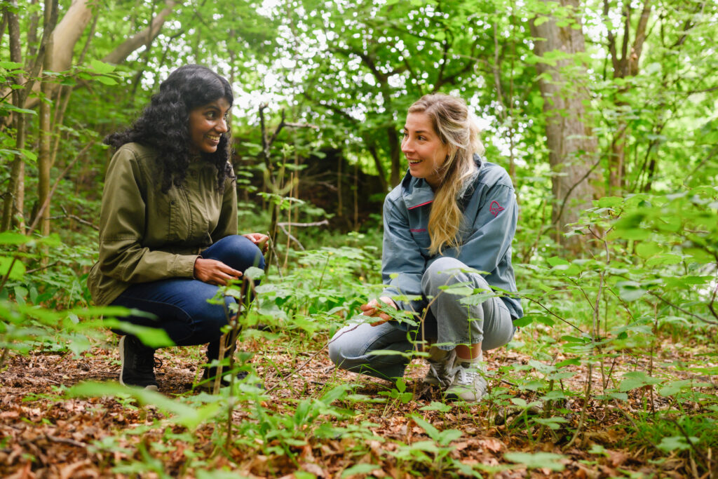 To kvinner som snakker om planter i naturen