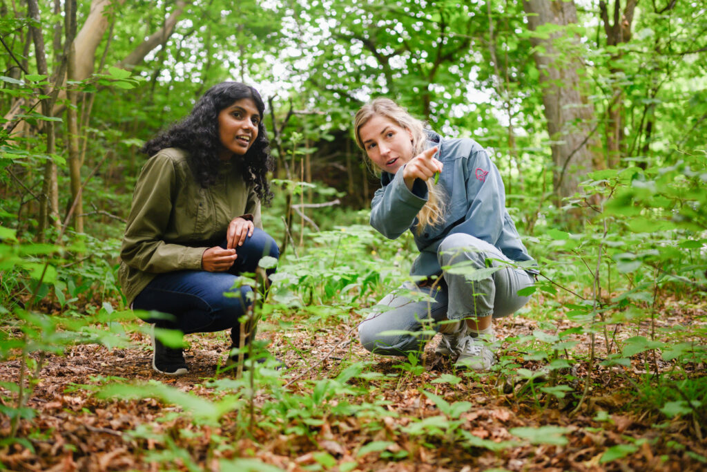 To kvinner som utforsker naturen sammen