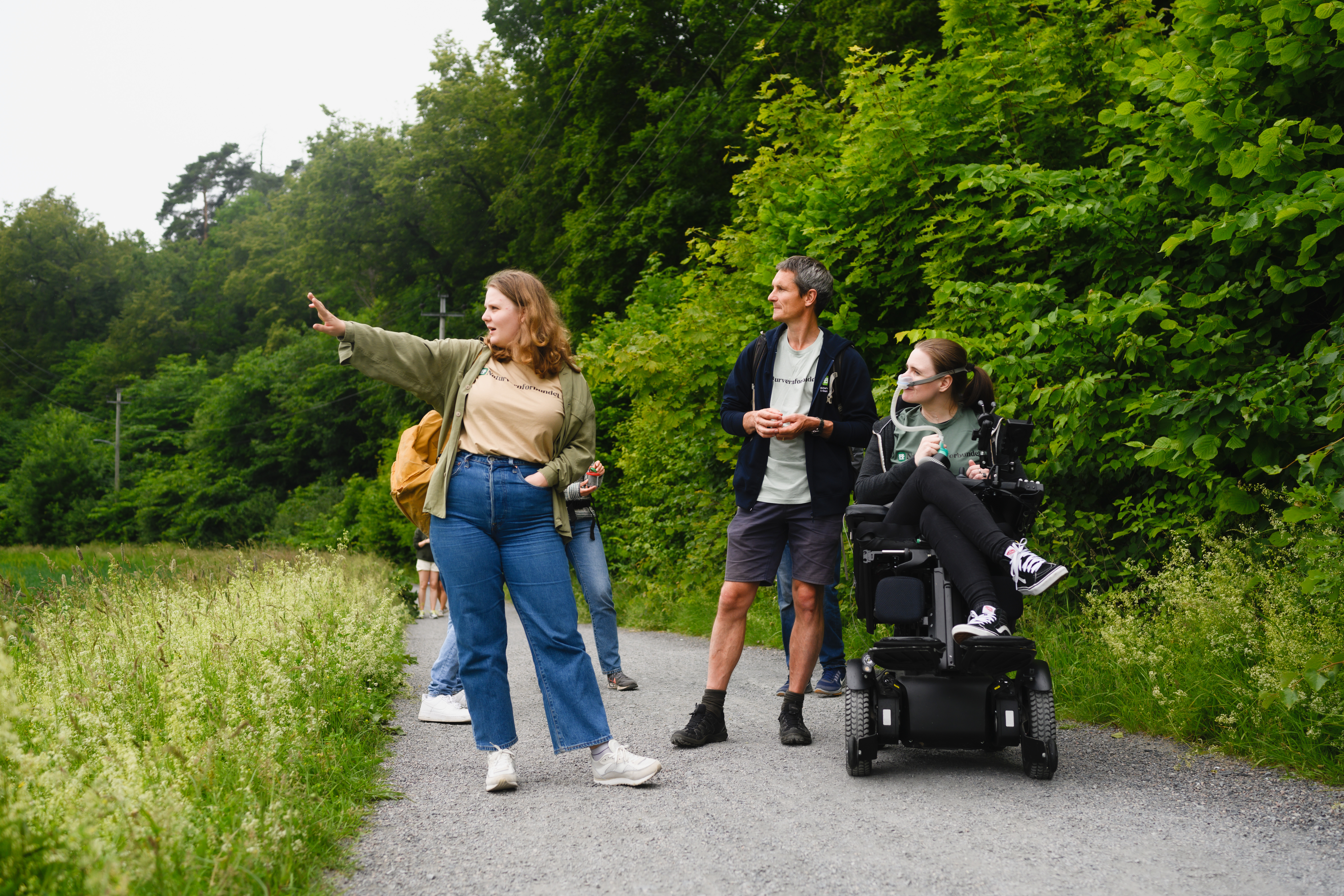 Lederen Truls Gulowsen og andre medlemmer av Naturforbundet snakker om natur