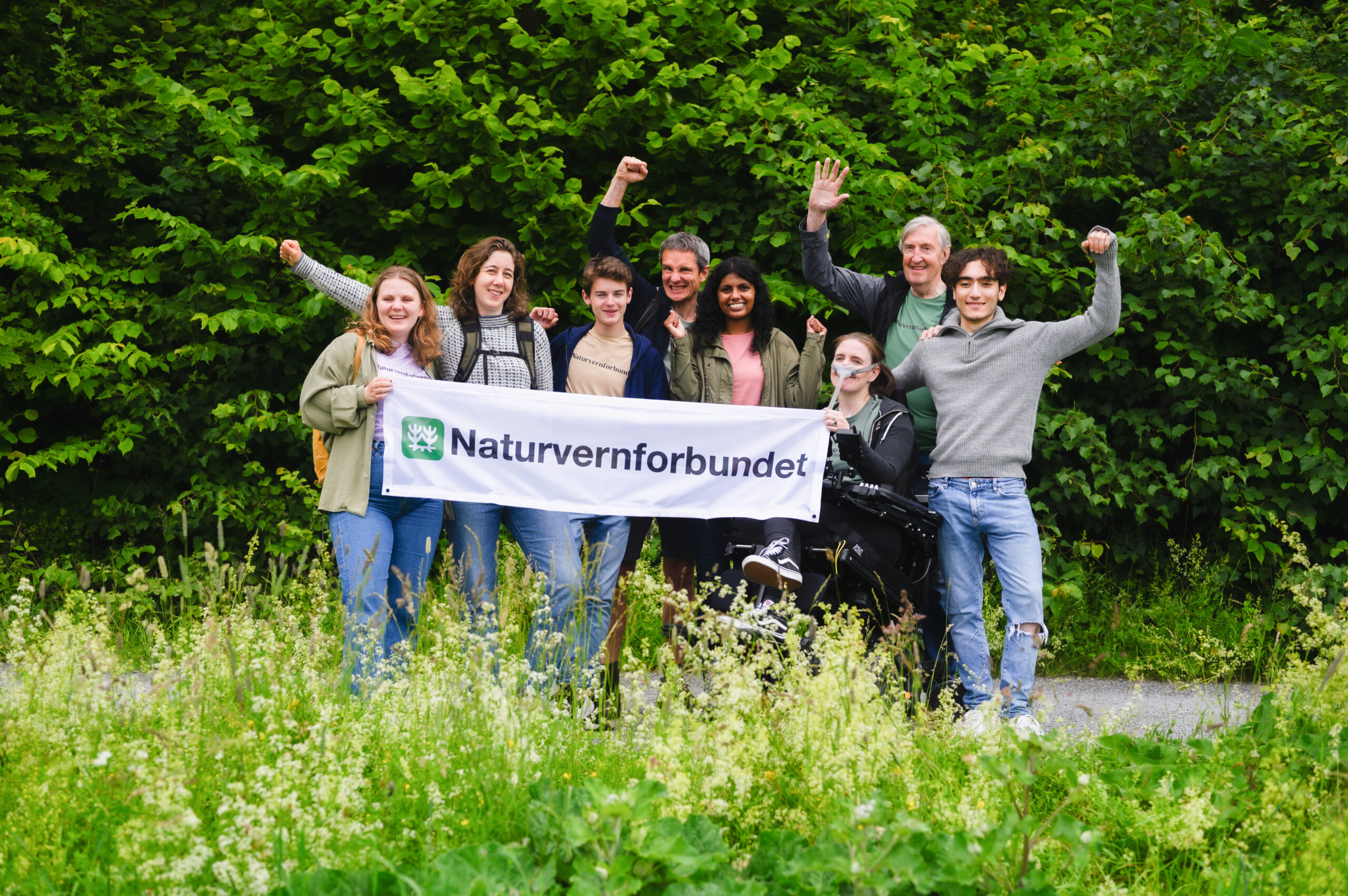 Lederen av Naturvernforbundet Truls Gulowsen og andre jubler for Naturvernforbundet