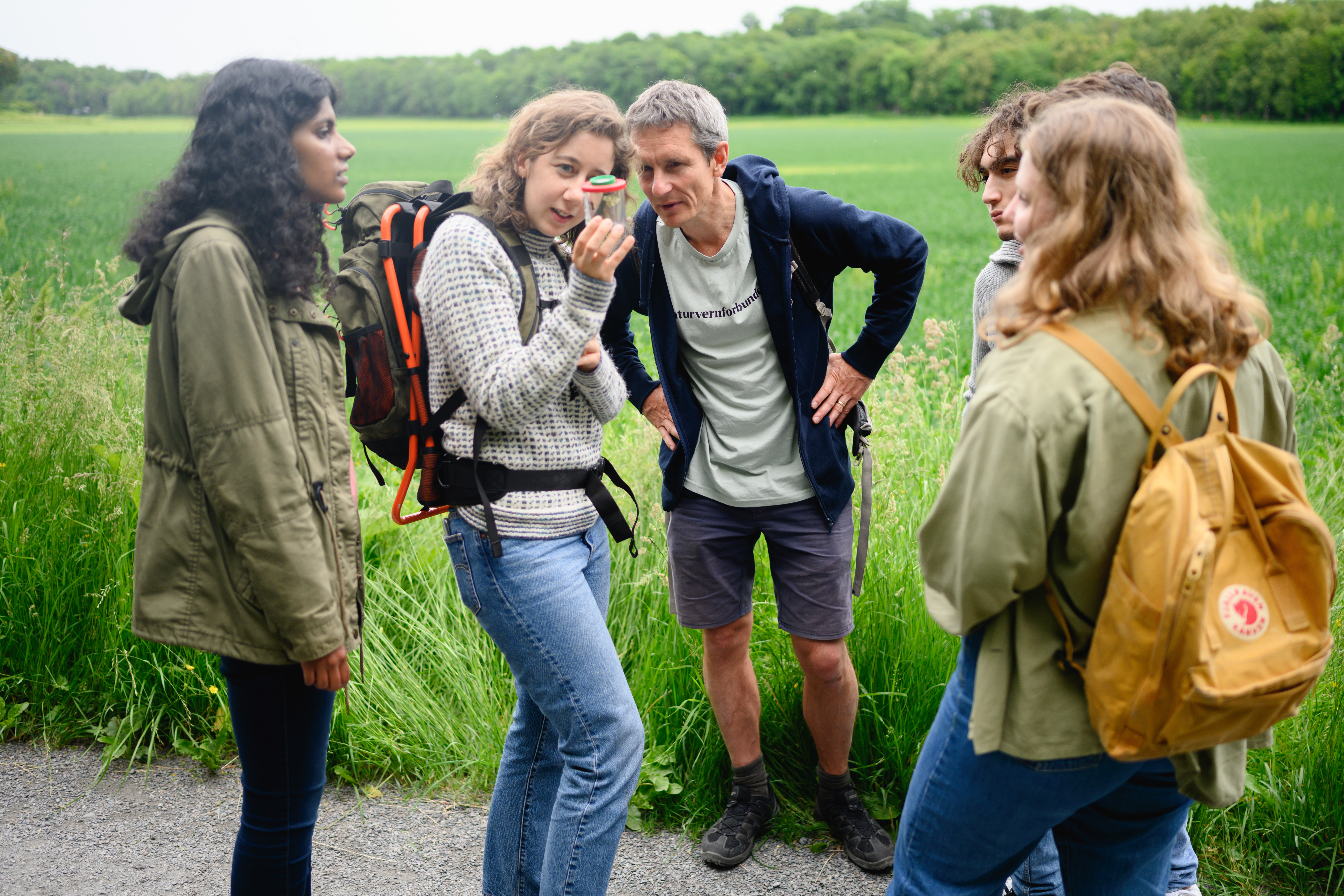 Lederen av Naturvernforbundet Truls Gulowsen og turgåere som ser på et insekt