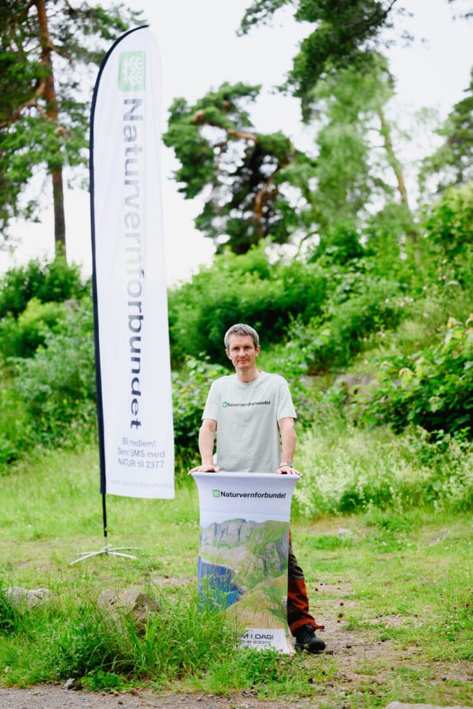 Lederen av Naturvernforbundet Truls Gulowsen som står på stand i naturen