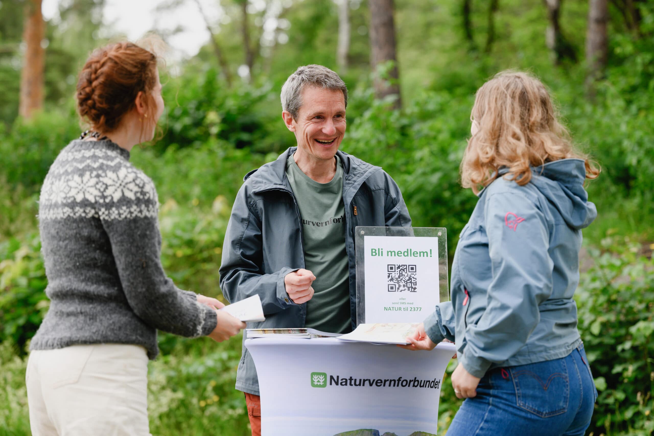 Leder for Naturvernforbundet Truls Gulowsen som snakker på stand