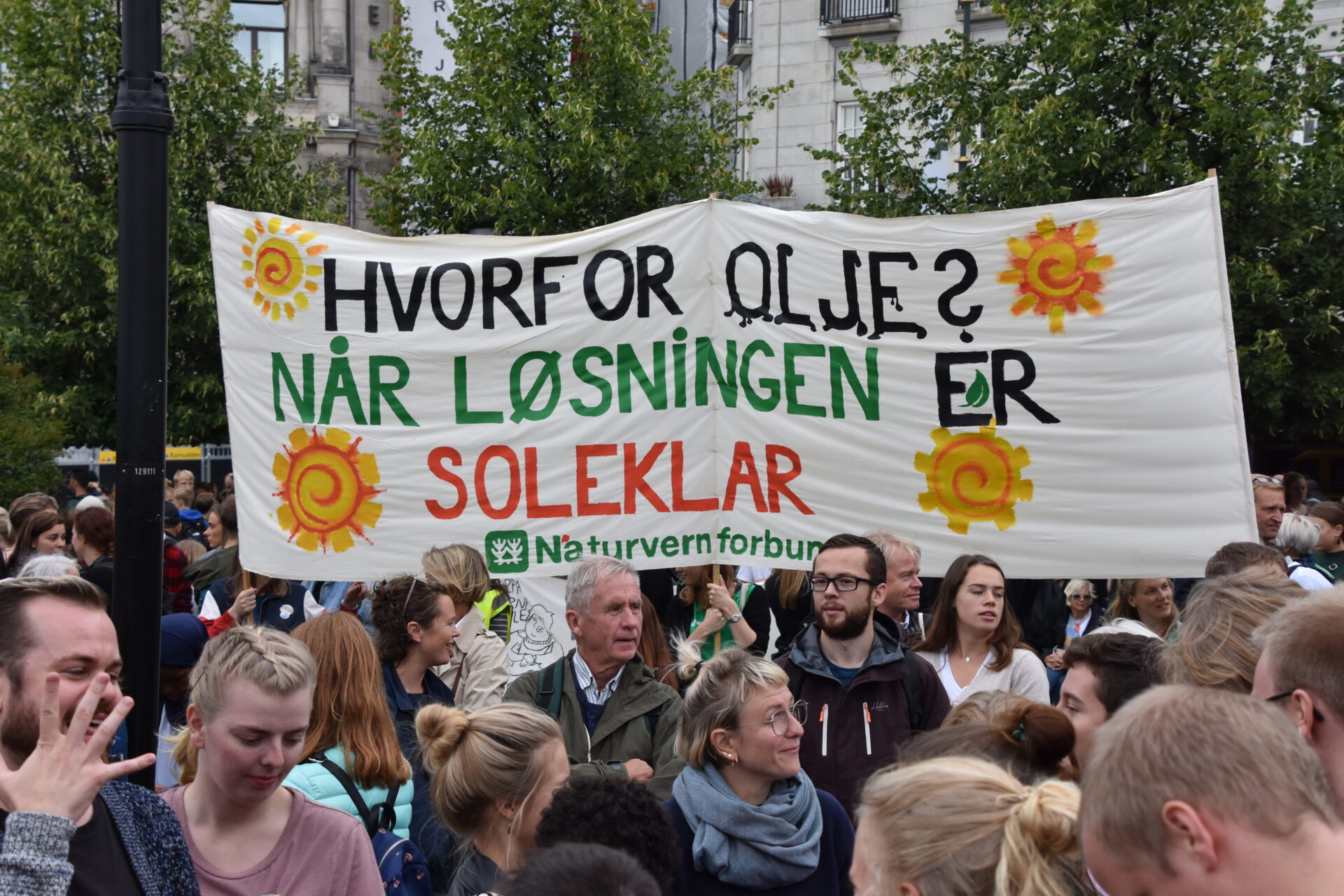 Bilde fra markering med banner: Hvorfor olje når løsningen er soleklar?