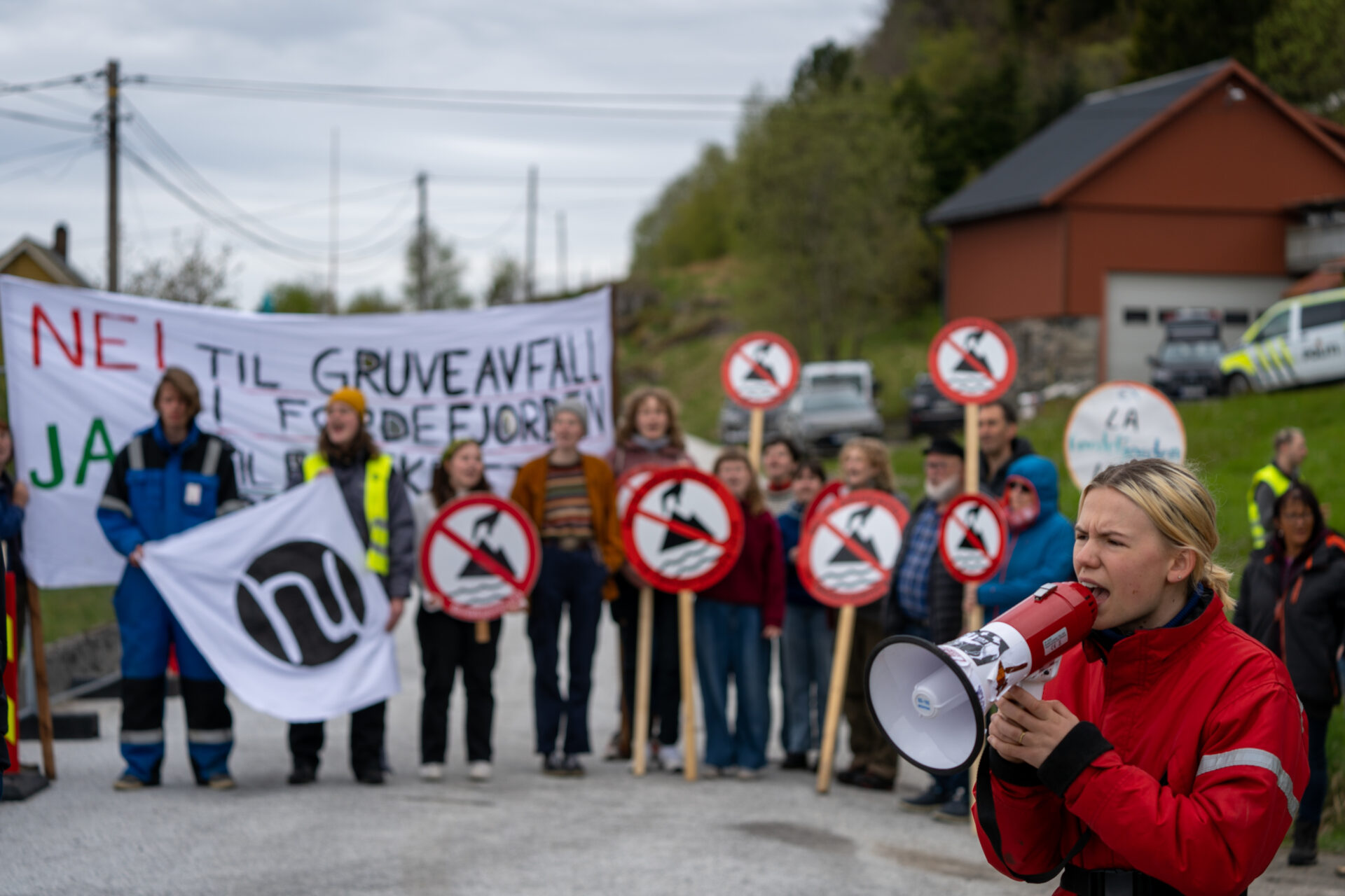 Gina Gylver, leder i Natur og Undom, holder appell i Vevring under demonstrasjon mot gruvedumping i Førdefjorden. Foto: Natur og Ungdom