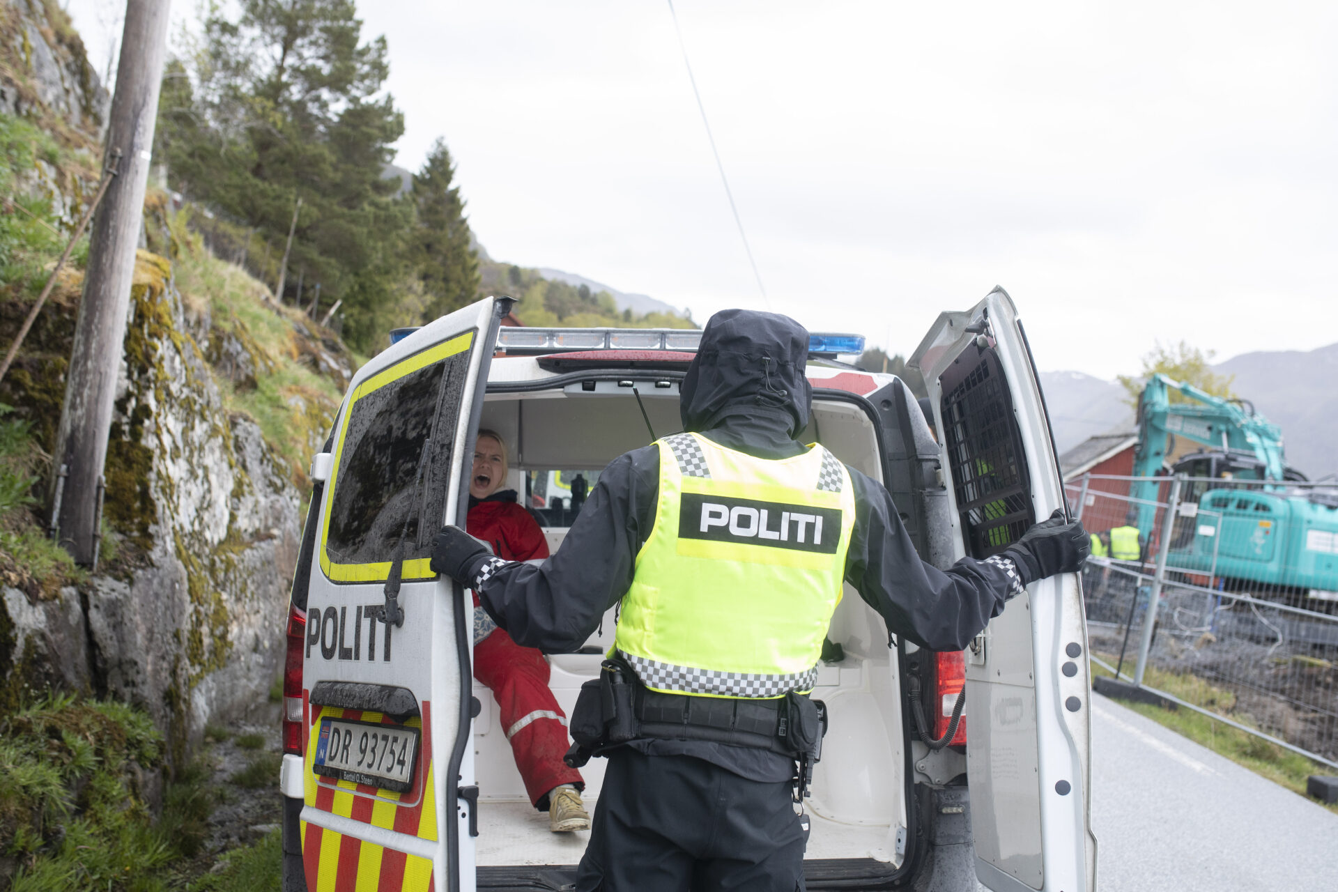 Gina Gylver føres inn i politibil, arrestert for å ha brukt sivil ulydighet mot gruvedumping i Førdefjorden våren 2022. Foto: Amanda Iversen Orlich