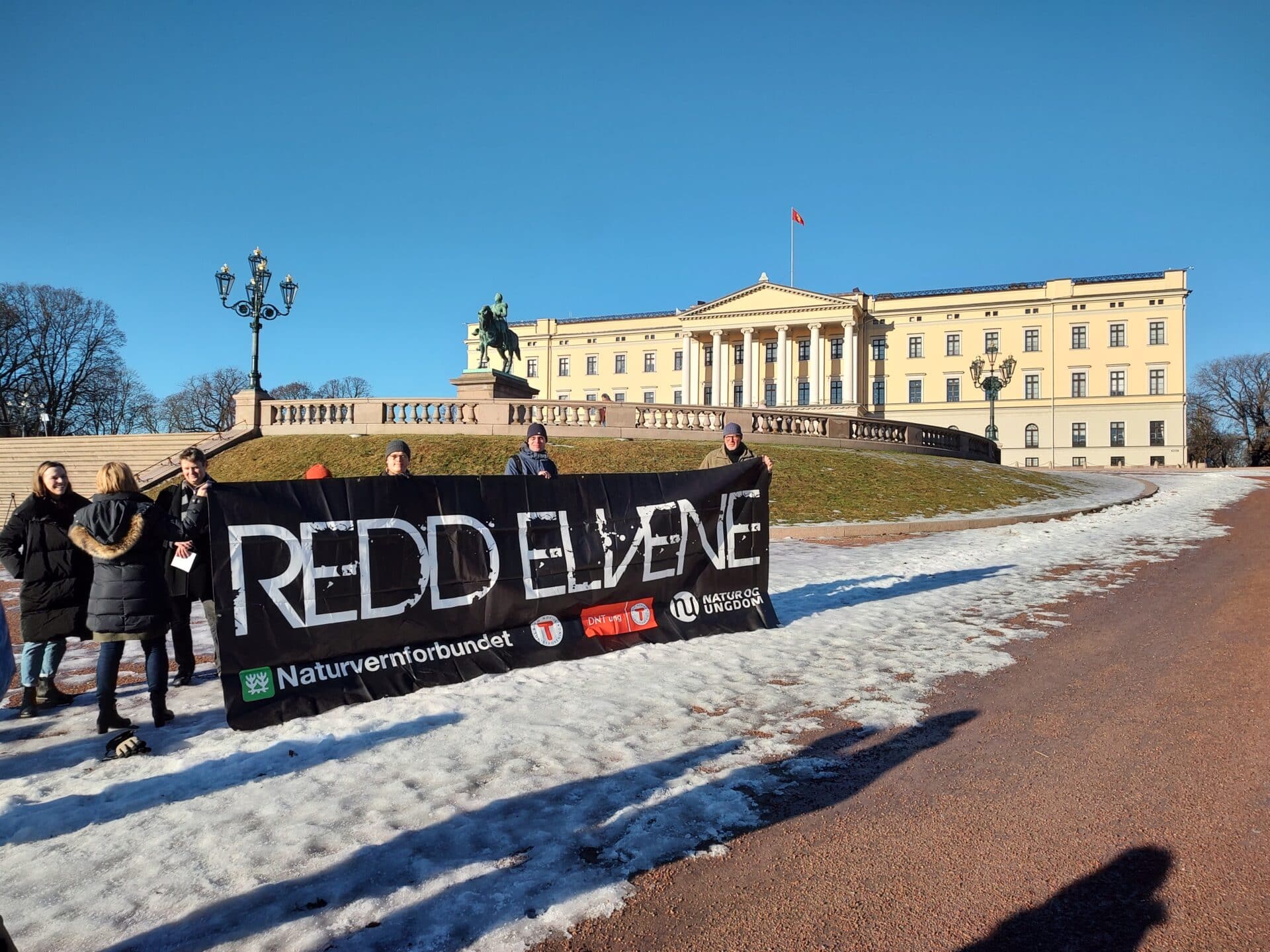 Redd elvene, demonstrasjon utenfor Stortinget. Foto: Naturvernforbundet