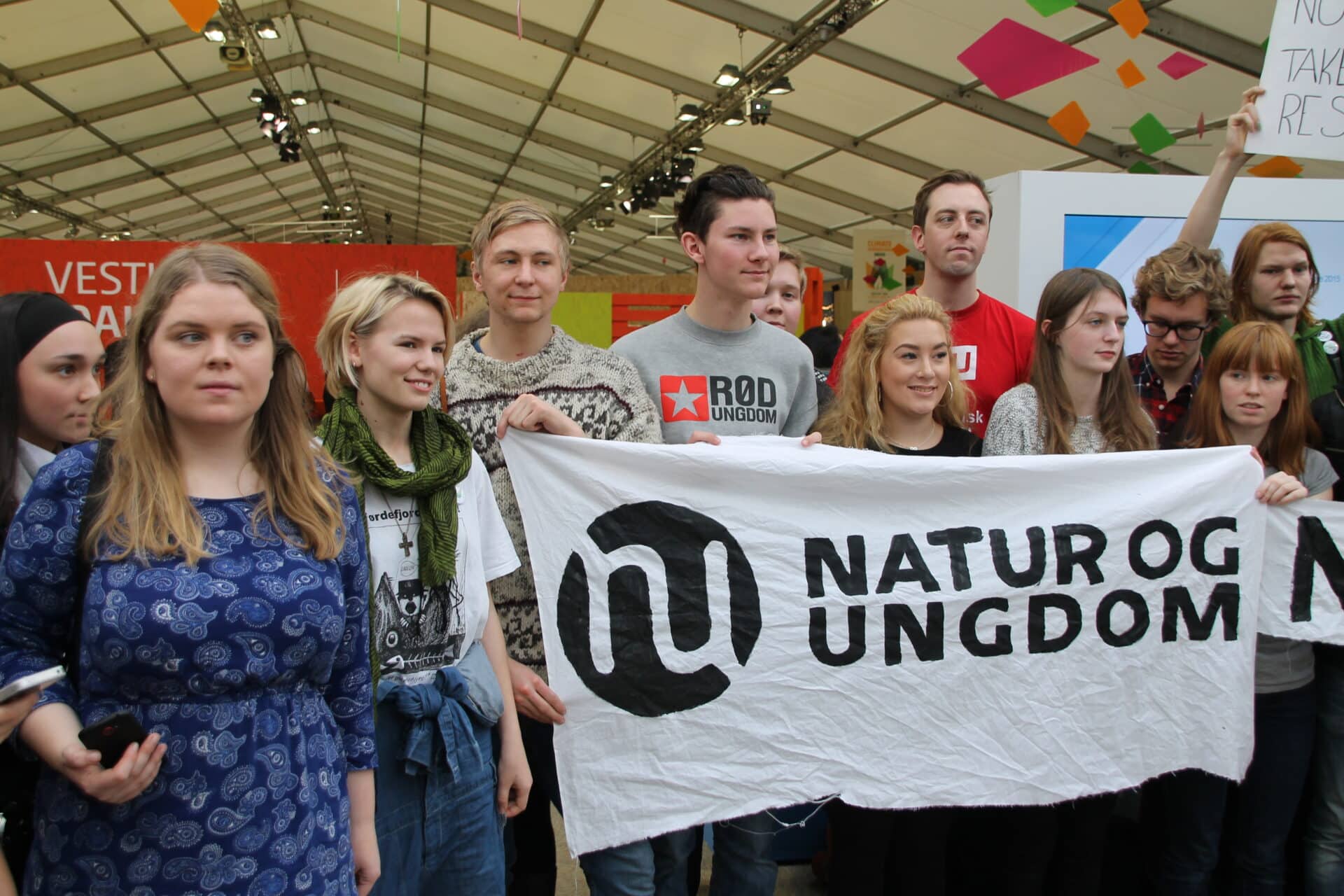Gina Gylver var med Natur
og Ungdoms delegasjon
til klimatoppmøtet i Paris
i 2015. Her er de avbildet
under en demonstrasjon
i klimatoppmøtets åpne
utstillingsområde. Foto: Kristian S. Aas