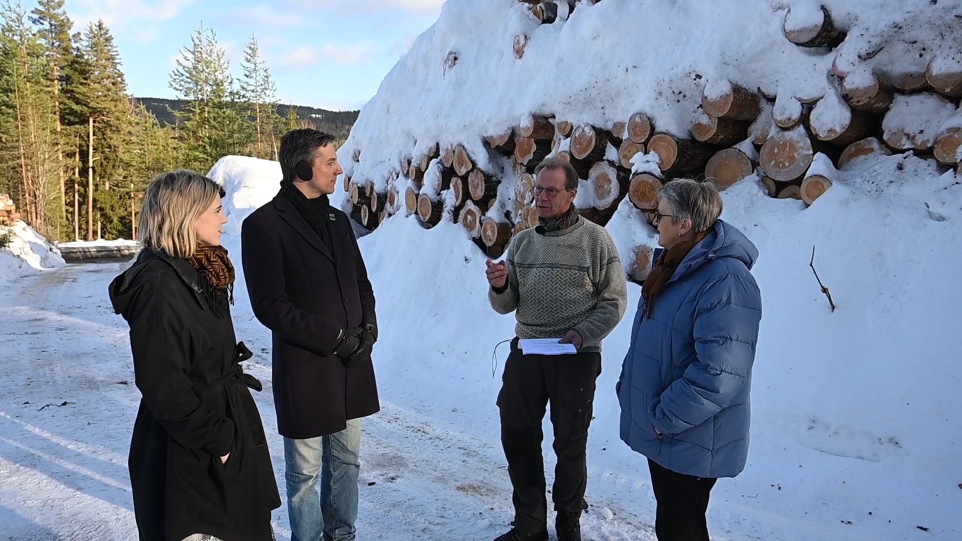 Sofie Marhaug (R), Kristoffer Robin Haug (MdG), Gjermund Andersen i Naturvernforbundet, og Birgit Oline Kjerstad (SV). Foto: Arne Nævra