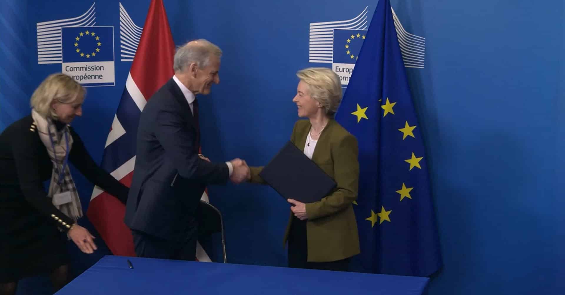 Norges statsminister, Jonas Gahr Støre, og Ursula von der Leyen, presidenten i EU-kommisjonen, skriver under på den grønne alliansen, mandag 24. april 2023, i Brussel.