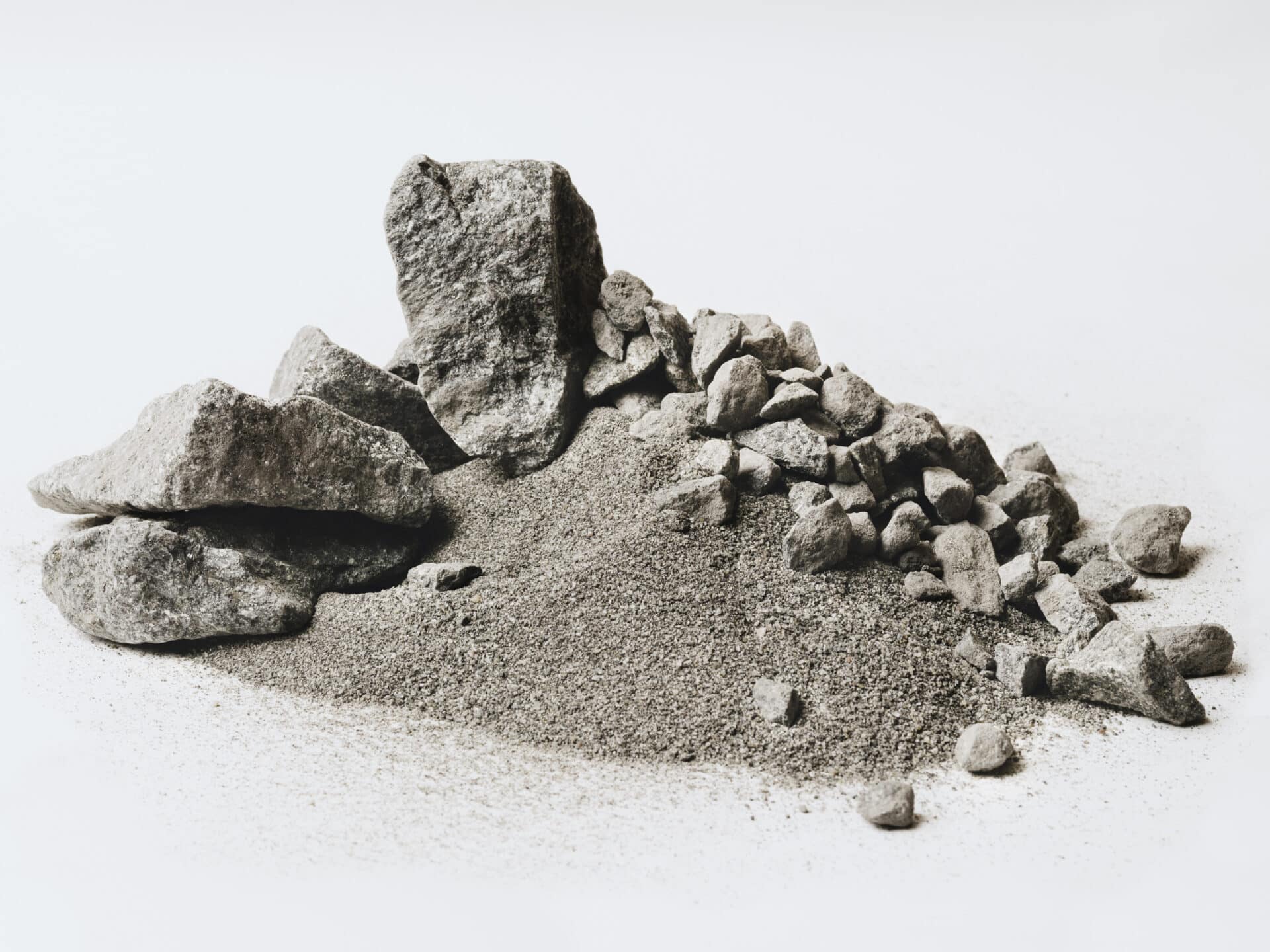 Selskapet SafeRock skal lage betong ved hjelp av gruveavfall. Bildet viser avgangsmassen og
bergarten noritt fra gruveselskapet Titania. Foto: OiOiOi