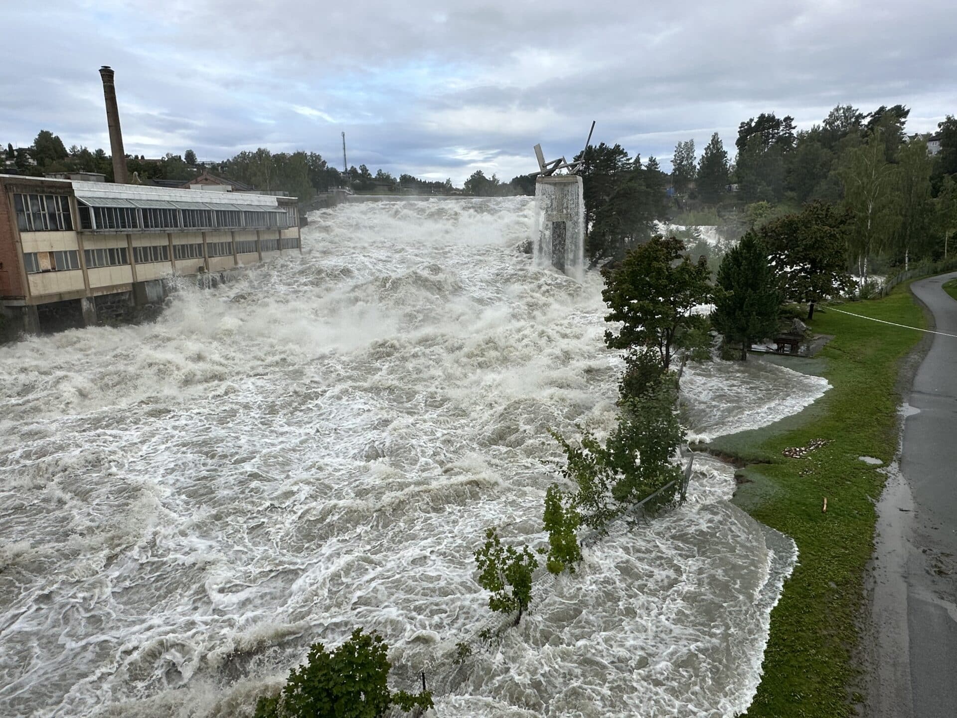 Flommen i Hønefossen stor under ekstremværet Hans i august 2023. Kilde: Ssu / Wikimedia Commons