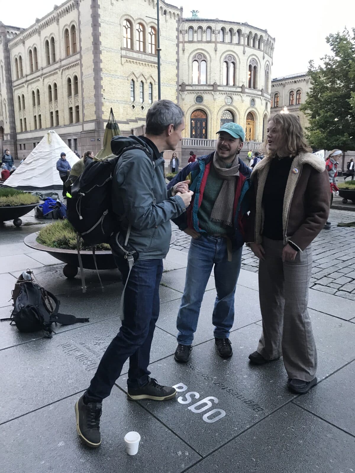 Naturvernforbundets leder Truls Goluwsen i samtale med to av aksjonistene fra Natur og Ungdom. Foto: Kjetil Grude Flekkøy
