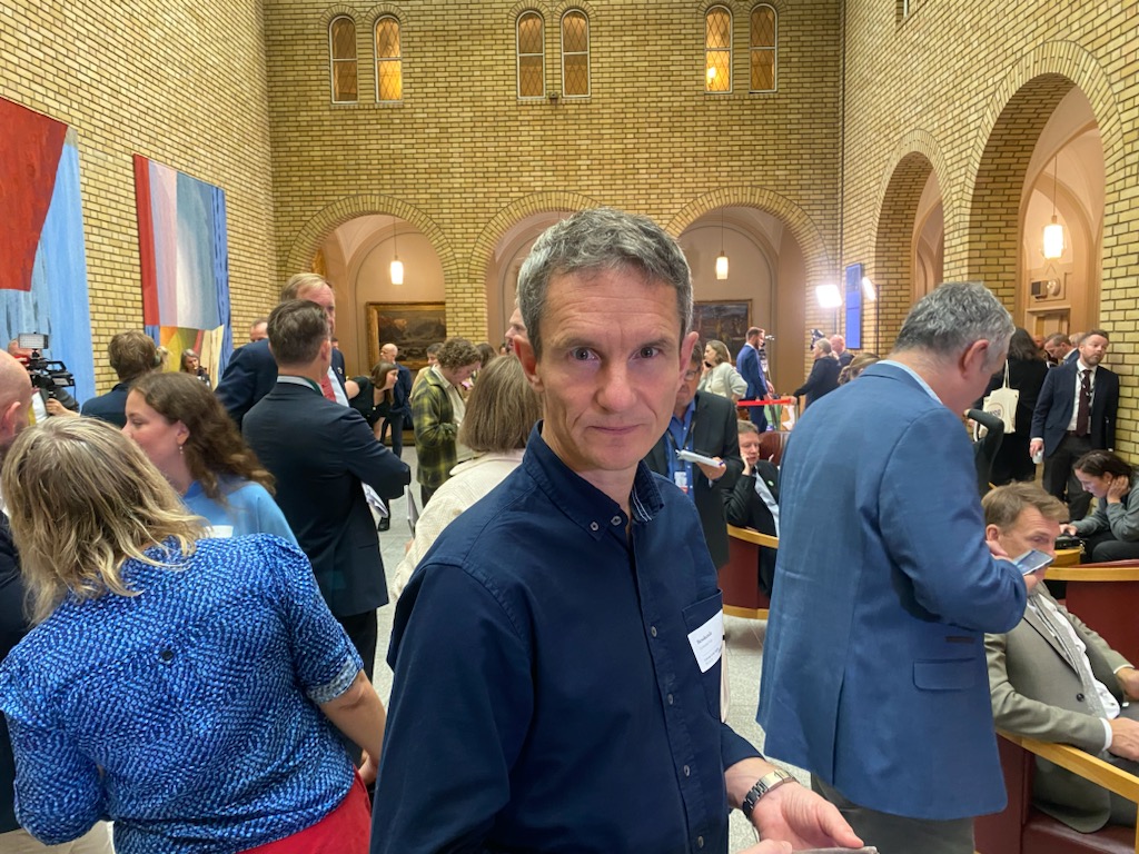 Truls Gulowsen, leder i Naturvernforbundet, i Vandrehallen på Stortinget