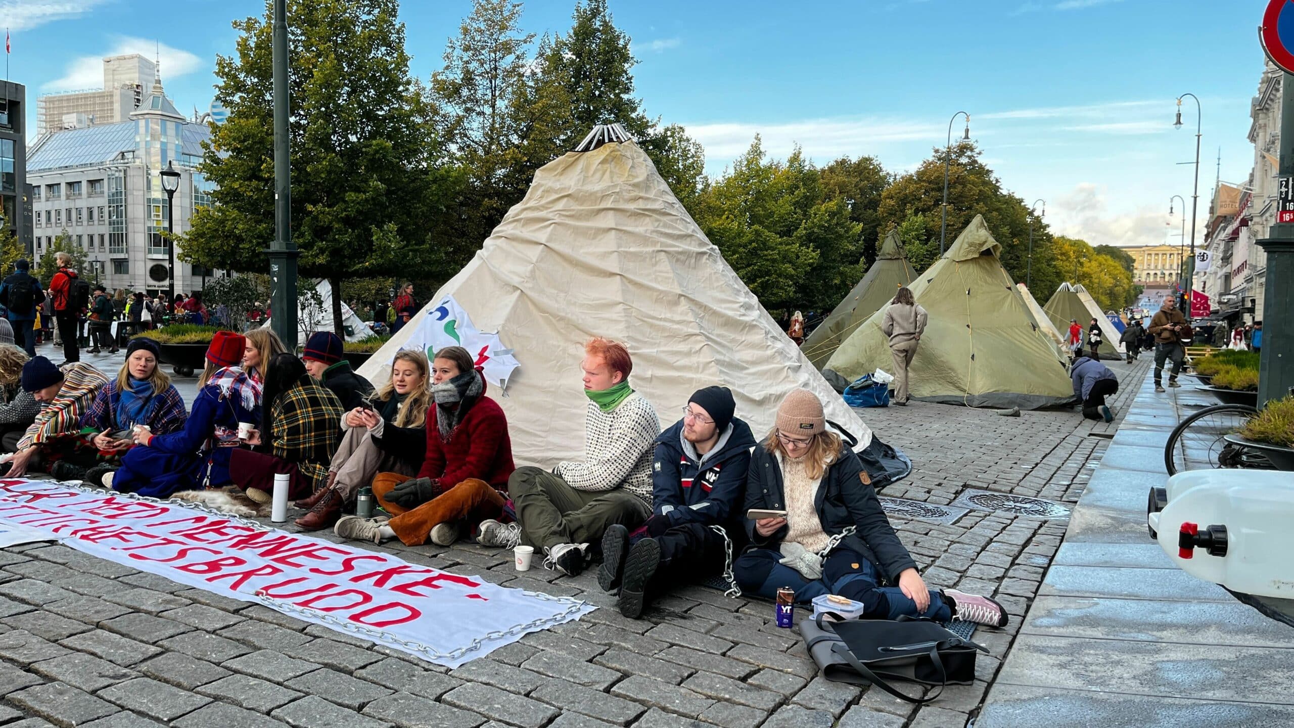 Aksjonister fra NSR Nuorat og Natur og Ungdom sperrer Karl Johan i protest mot regjeringens behandling av saken om vindkraftverkene på Fosen. Foto: Kjetil Grude Flekkøy
