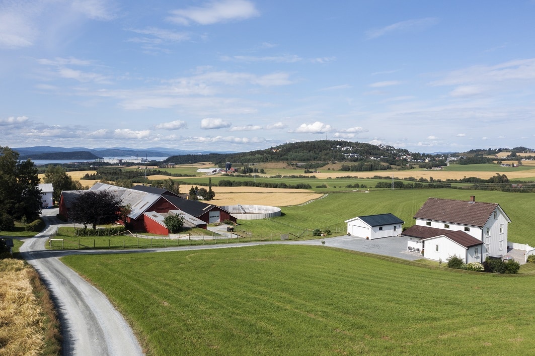 Åkre, enger og gårder på Skogn i Trøndelag