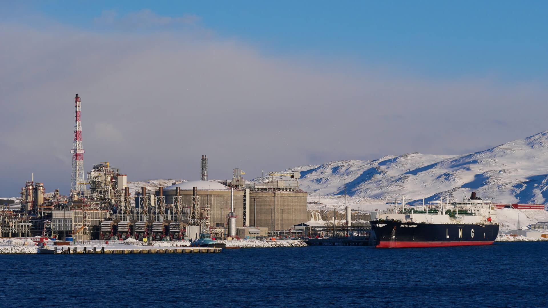 Tankskip ligger til kai på Melkøya, Europas største anlegg for LNG.