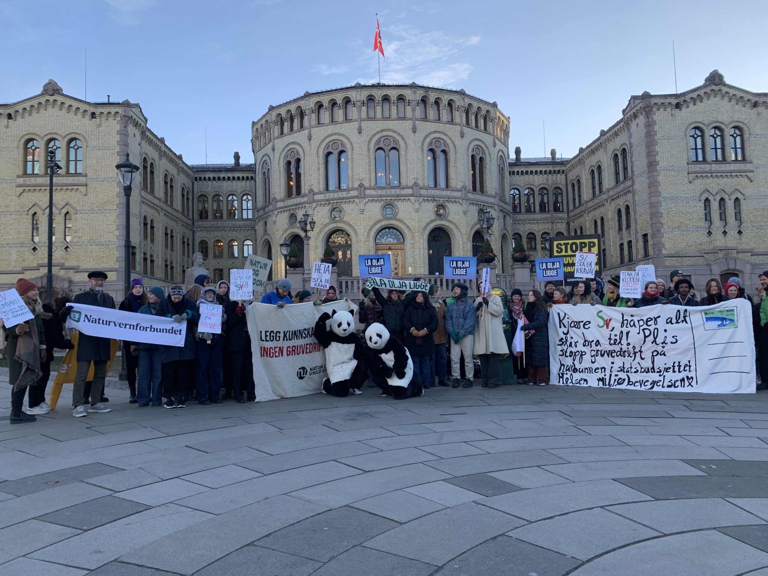 Aksjon foran Stortinget i forbindelse med budsjettforhandlingene mellom SV og regjeringen. Tema: stopp gruvedrift på havbunnen og utdeling av nye oljelisenser.