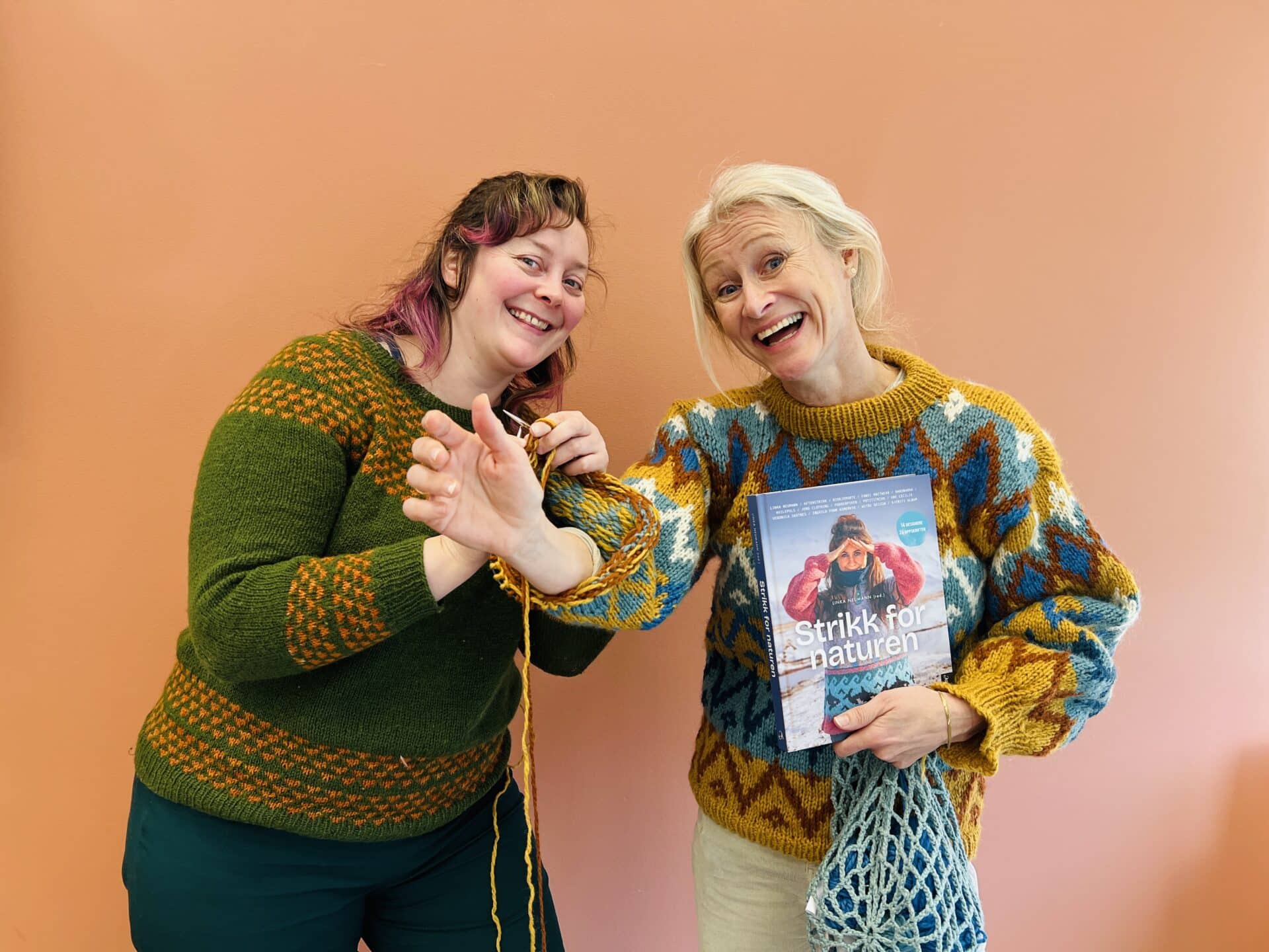 Nestledere Pernille og Helene med strikkegenser under produksjon og boka Strikk for naturen
