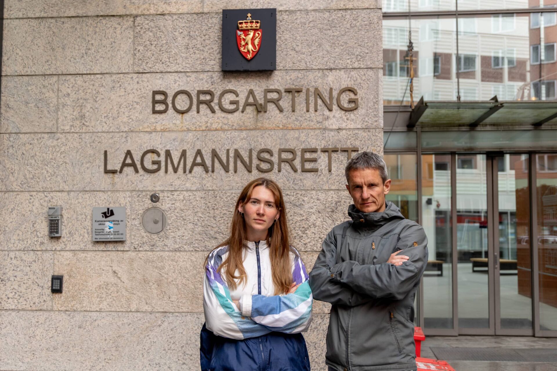 Sigrid Hoddevik Losnegård og Truls Gulowsen foran Borgarting lagmannsrett.